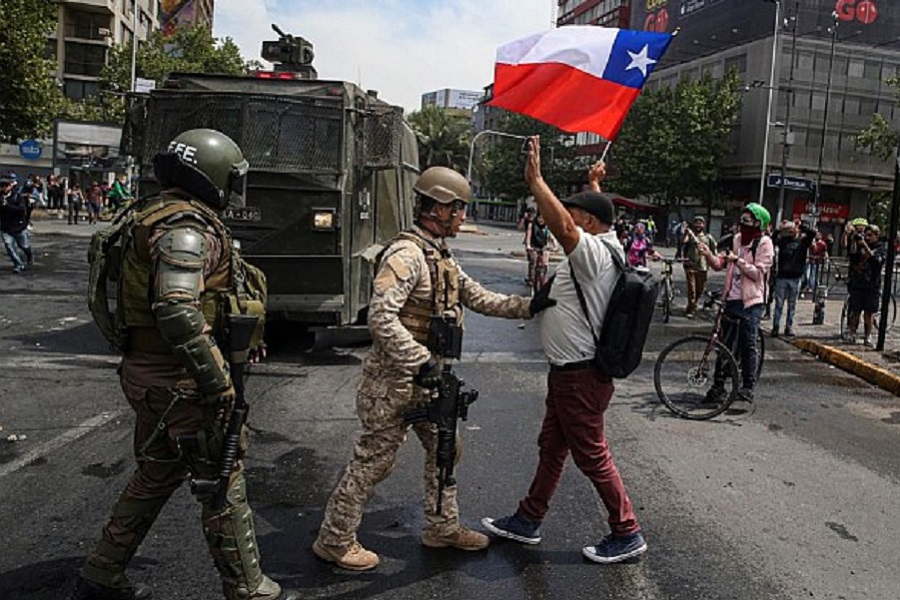 Carabineros y militares reprimen a manifestantes durante los primeros días de la revuelta social.