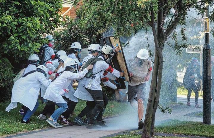 Voluntarios de Cruz Negra resisten la represión policial en Temuco