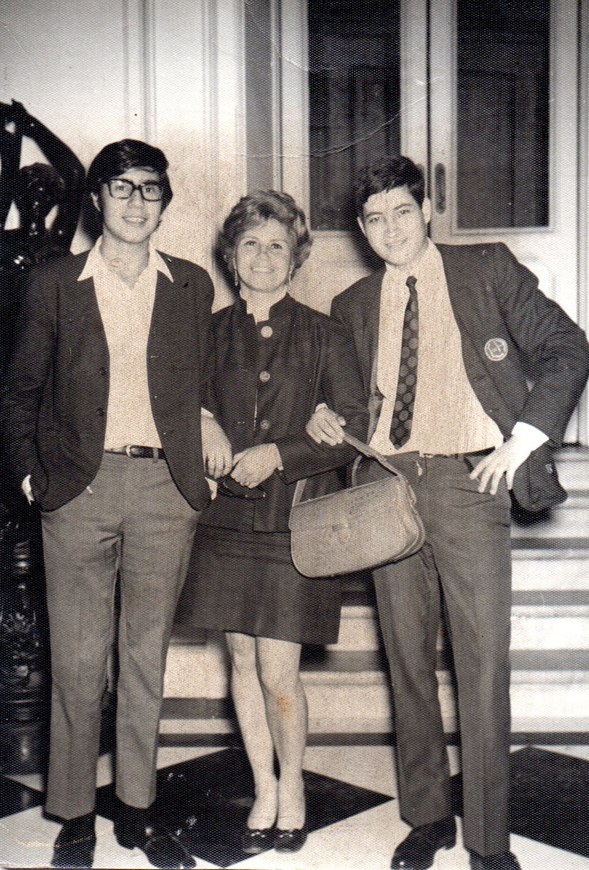 Carlos Salcedo con su madre en el Teatro Municipal Carlos Salcedo con su madre en el Teatro Municipal