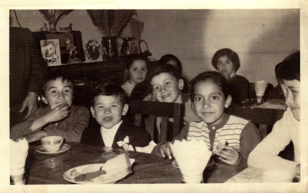 Gregorio junto a su familia y amigos
