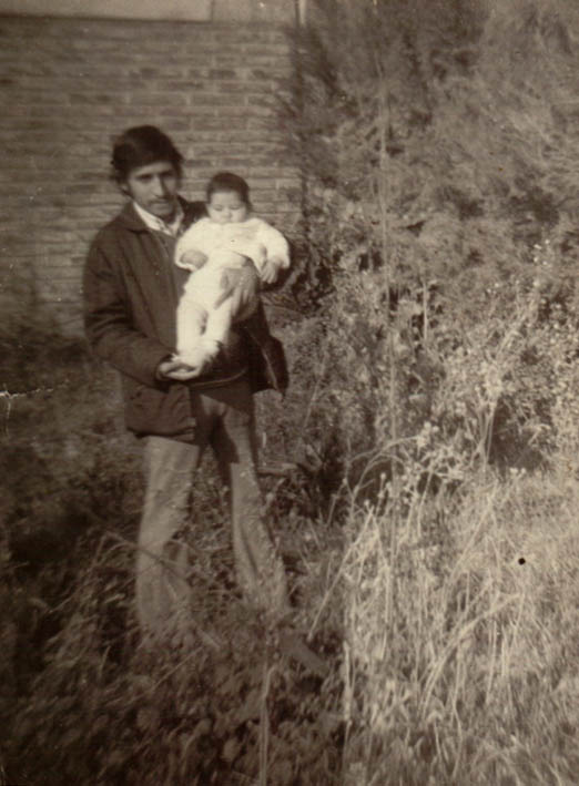 Ramón Núñez con un bebé