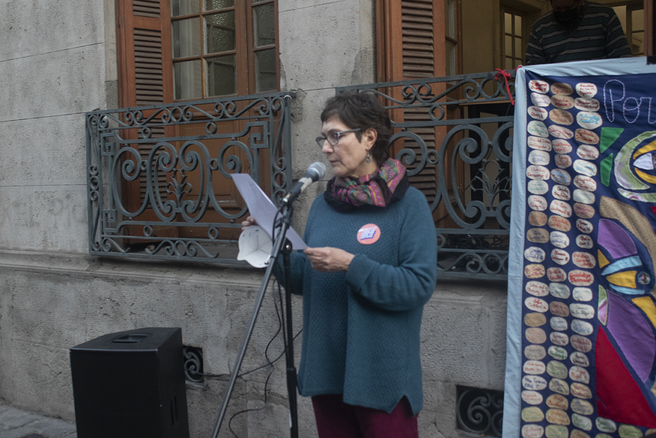  Gloria Elgueta recordando a las y los compañeros detenidos desaparecidos.