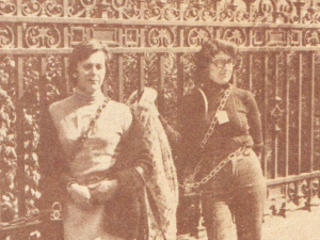 Carmen Briceño Martínez encadenada a las rejas del ex Congreso Nacional, junto a una compañera. 18 de abril de 1979