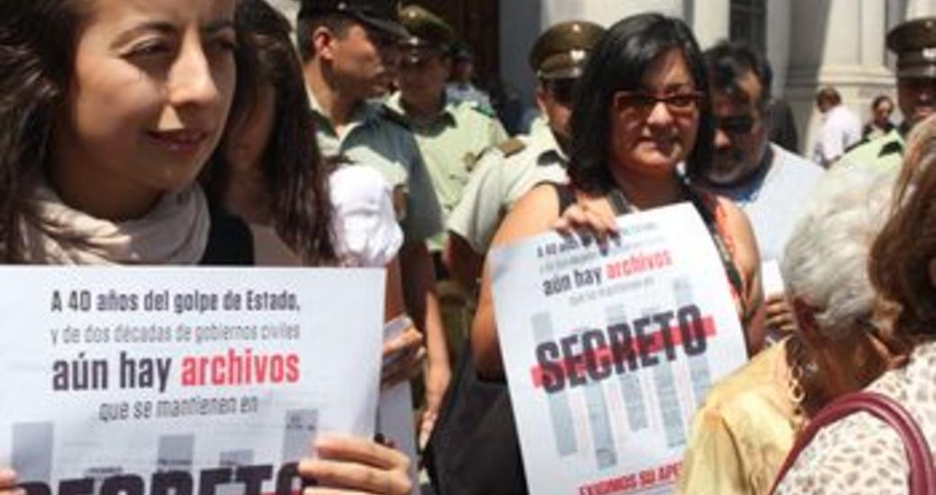 Acción #NoMásArchivosSecretos en La Moneda / Enero 2014