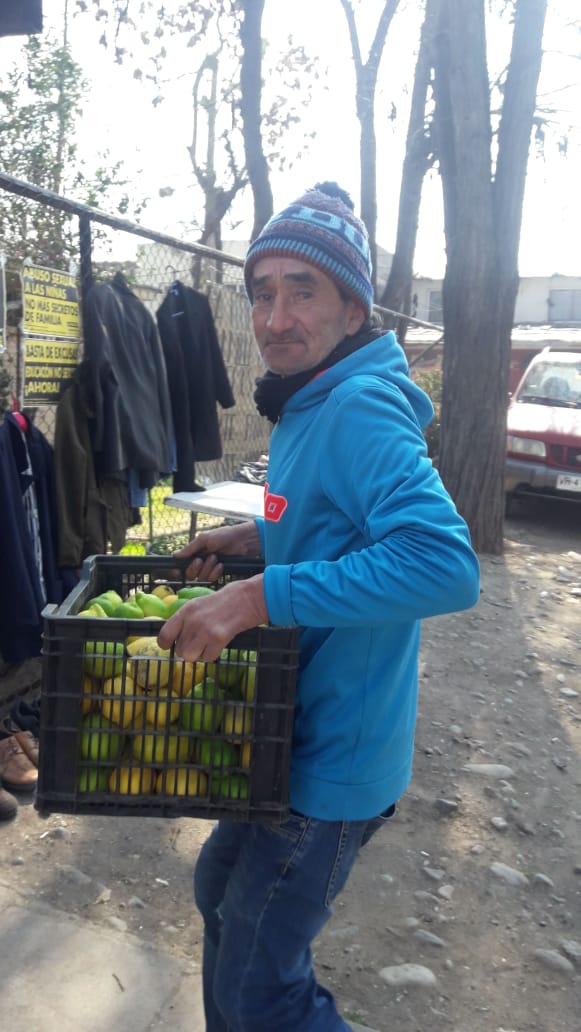 Vecino feriante llevando cooperación a la olla común de Tumpa Acción Popular de Conchalí