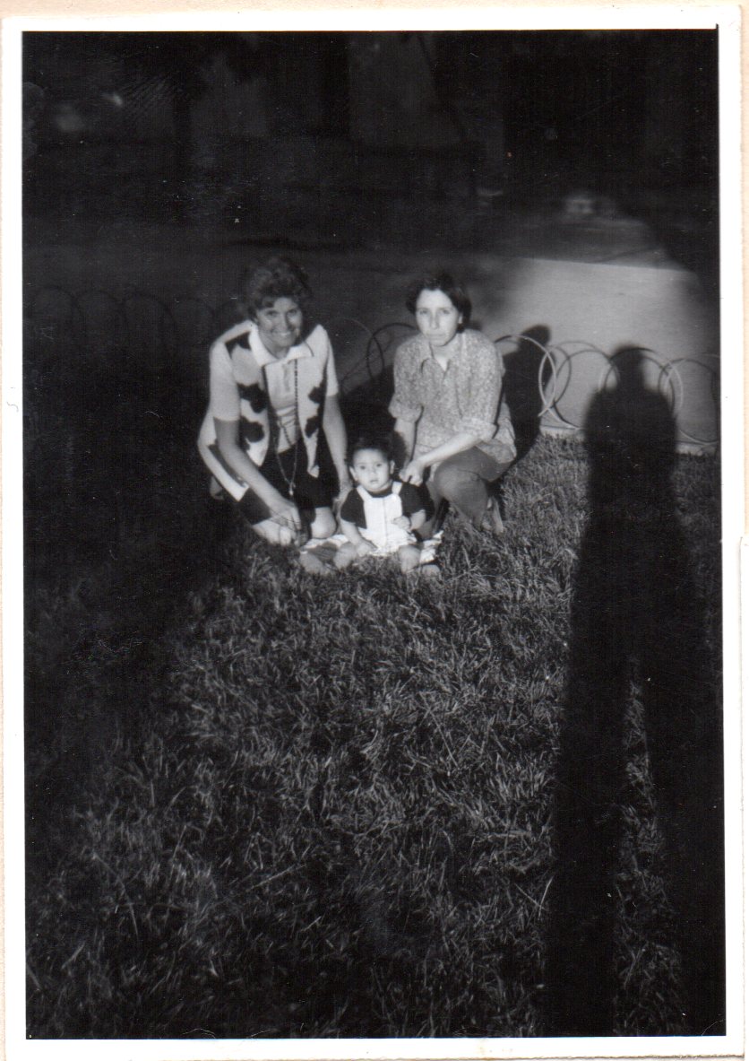 Juan Cristóbal Salcedo junto a su madre y abuela