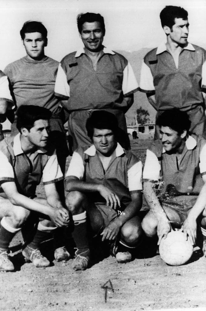 Eduardo Alarcón junto a su equipo de fútbol