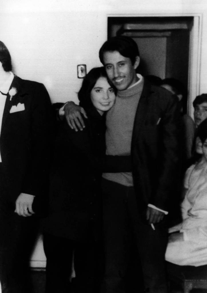 Jorge Espinosa junto a su pareja