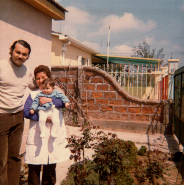 Juan Chacón con su madre e hija