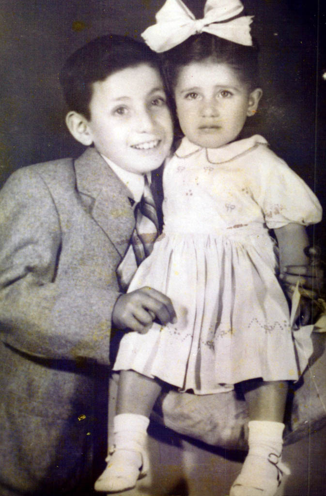Sergio Montecinos y su hermana