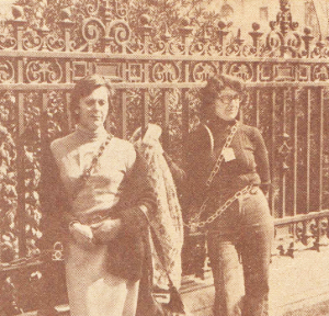 Carmen Briceño Martínez encadenada a las rejas del ex Congreso Nacional, junto a una compañera. 18 de abril de 1979