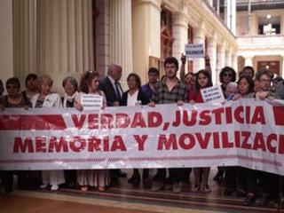 Integrantes de Londres 38, familiares y organizaciones sociales durante la presentación de querella en Palacio de Tribunales