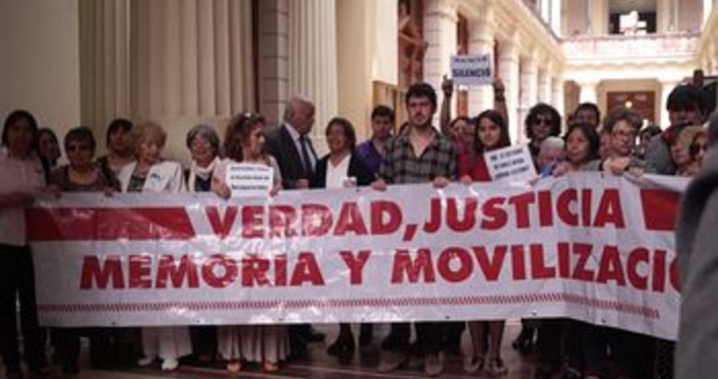 Integrantes de Londres 38, familiares y organizaciones sociales durante la presentación de querella en Palacio de Tribunales