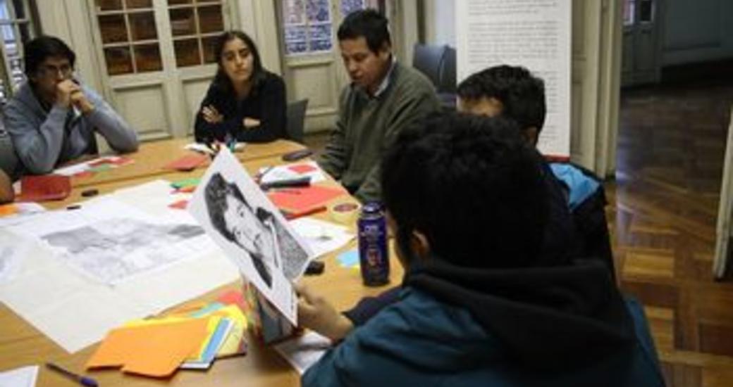 Taller de Memoria, realizado en Londres 38, espacio de memorias, con jóvenes de Puente Alto.