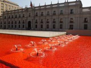 Acción de denuncia realizada en La Moneda / Foto: Agencia Uno